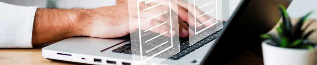 Mãos operando notebook com projeção virtual entre a tela e o teclado, simbolizando o acesso a informações técnicas sobre os serviços da OBRAP Engenharia