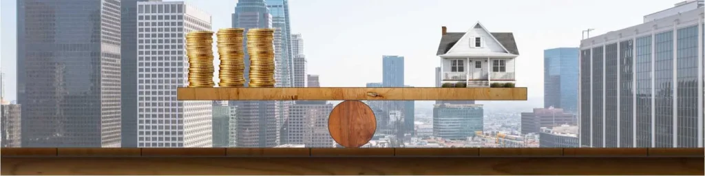 Balança de madeira equilibrando moedas de um lado e uma casa residencial do outro, simbolizando o equilíbrio entre valor e imóvel na engenharia de avaliações