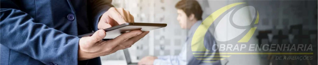 Imagem com logomarca da Obrap Engenharia de Avaliações, uma pessoa trabalhando no escritório e outra operando um tablet, representando identidade institucional