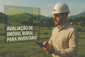 Engenheiro avaliador com capacete branco utilizando tablet e projeções em realidade aumentada com o texto “Avaliação de Imóvel Rural para Inventário”, sobre paisagem rural com pastagens e montanhas ao fundo